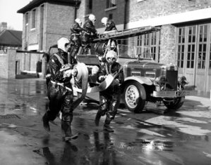 10308878
&copy; NMeM Daily Herald Archive
Running out the water hoses, 27 January 193