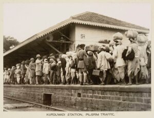 10446181
&copy; National Railway Museum
Crowds at Kurduwadi Station, India, c 1930.