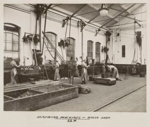 10451594
&copy; National Railway Museum
Women workers at Doncaster works, South Yorkshire, c 1916.