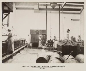 10451596
&copy; National Railway Museum
Women workers at Doncaster works, South Yorkshire, c 1916.