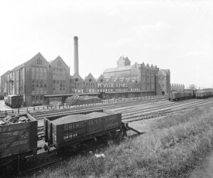 10444897
&copy; National Railway Museum
Railway wagons outside the McVitie & Price biscuit factory, Edinburgh, 1915.