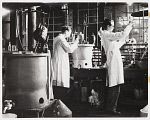 10432099
&copy; NMeM Daily Herald Archive
Refining penicillin, 1943.